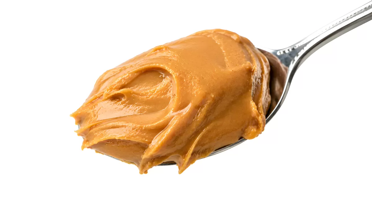 Erdnussbutter auf einem Metalllöffel – Nahaufnahme