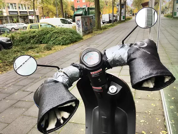 Erfindung: Roller mit integrierten Handschuhen.