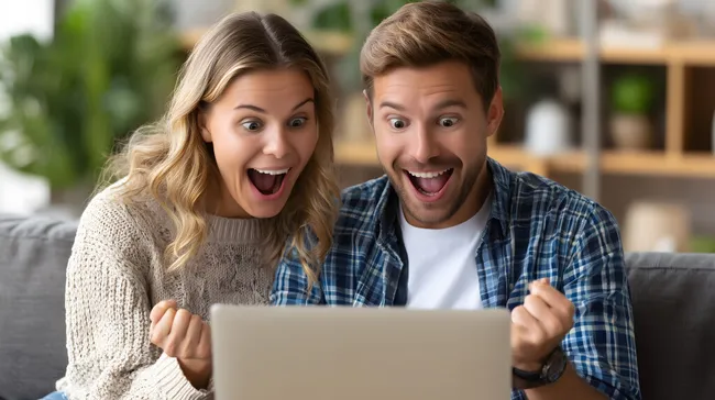 Erfreute Paare beim Betrachten digitaler Inhalte