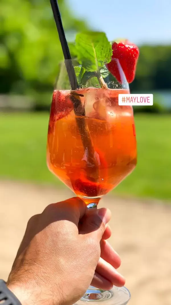 Erfrischender Cocktail mit Strohalm, Minze und Erdbeere