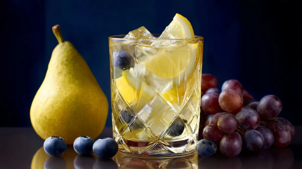 Erfrischendes Getränk mit Früchten und Eis