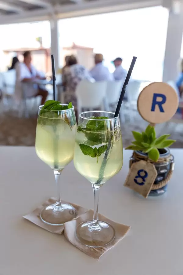 Erfrischung auf Mallorca: zwei Gläser vom Longdrink Hugo mit frischen Minzblättern und Prosecco