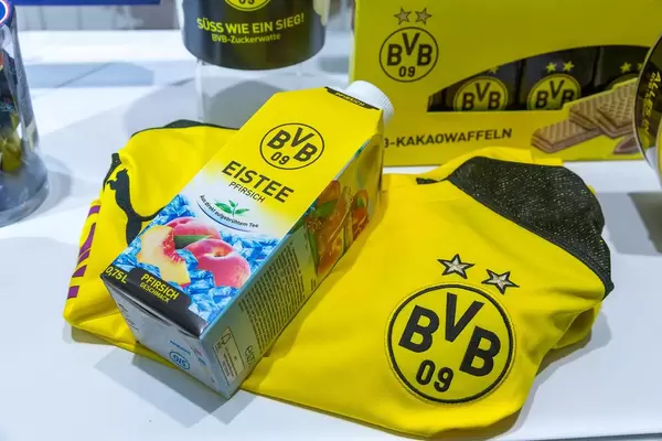 Erfrischungsgetränk und Snacks beim Fußball gucken: Pfirsich-Eistee, Kakaowaffeln und Borussia Dortmund Trikot