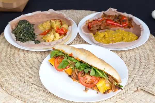 Eri-Sandwich: Rindfleischstreifen, würzige eritreische Chilipaste, Cheddar, Rukola, Jalapeño und karamellisierte Zwiebel