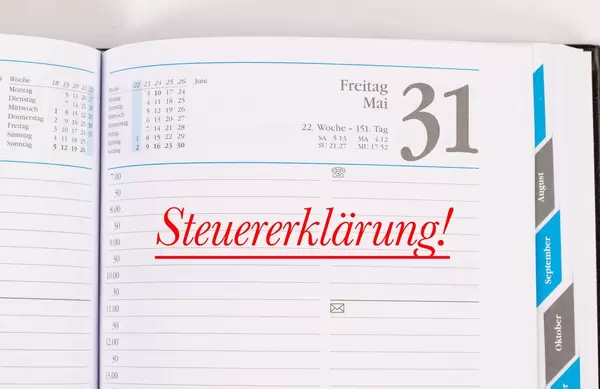Erinnerung an Steuererklärung in roten Buchstaben eingetragen In Kalenderbuch
