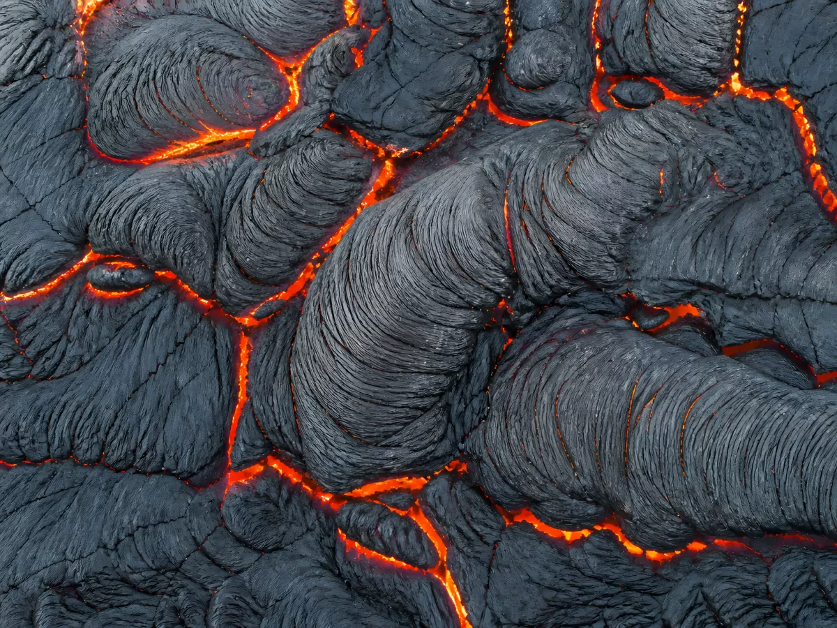 Erkaltende Lava mit glühenden Rissen aus der Luft