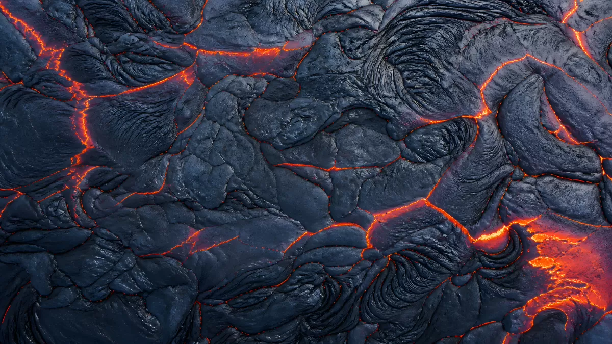 Erkaltende Lava mit glühenden Rissen aus der Vogelperspektive