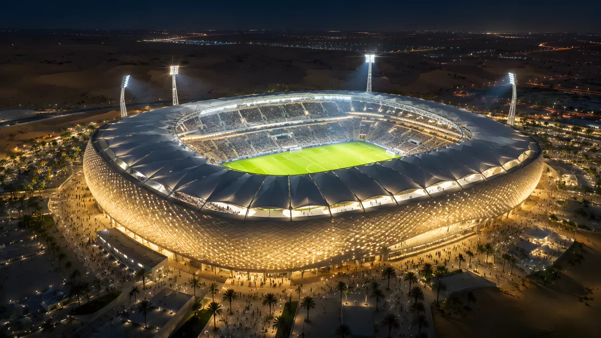 Erleuchtetes Fußballstadion nachts aus der Luft