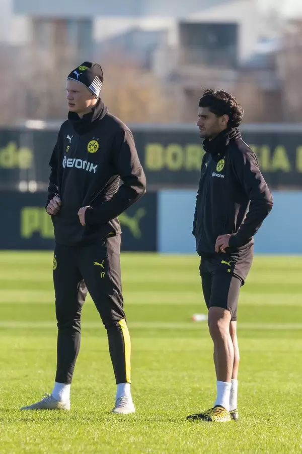 Erling Haaland and Mahmoud Dahoud stand next to each other on the training field
