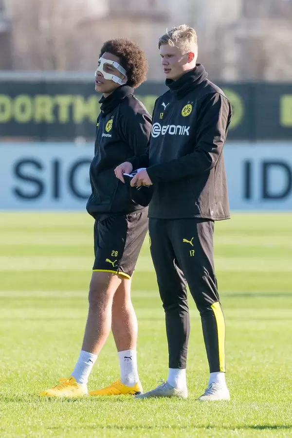 Erling Haaland (rechts) und Axel Witsel beim BVB Training. Witsel trägt nach seinem Nasenbeinbruch eine Gesichtsmaske