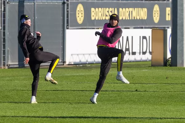 Erling Haaland und Manuel Akanji wie in einer Choreographie beim Training von Borussia Dortmund
