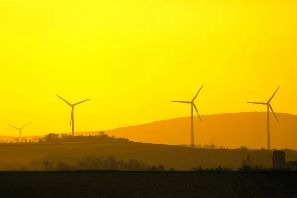 Erneuerbare Energien: Windkrafträder bei Sonnenuntergang