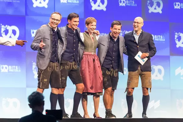 Eröffnung der Bits & Pretzels Gründerkonferenz: Gastgeber mit den Veranstaltern Bernd Storm van's Gravesande, Andreas Bruckschloegl und Felix Haas