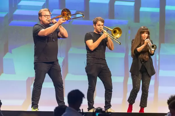 Eröffnung der Gründerkonferenz Bits & Pretzels mit kleiner Blaskapelle auf der Bühne