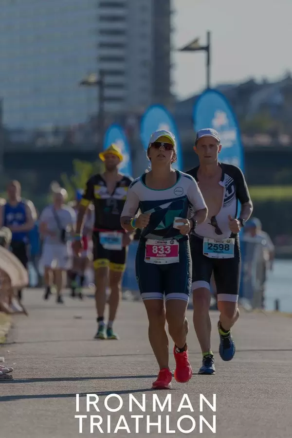 Erschöpfte Läufer auf der Zielgeraden des Ironman Triathlon