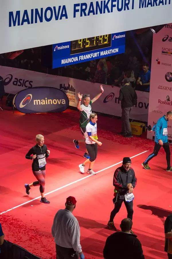 Erschöpfte Läufer überqueren die Ziellinie - Frankfurt Marathon 2017