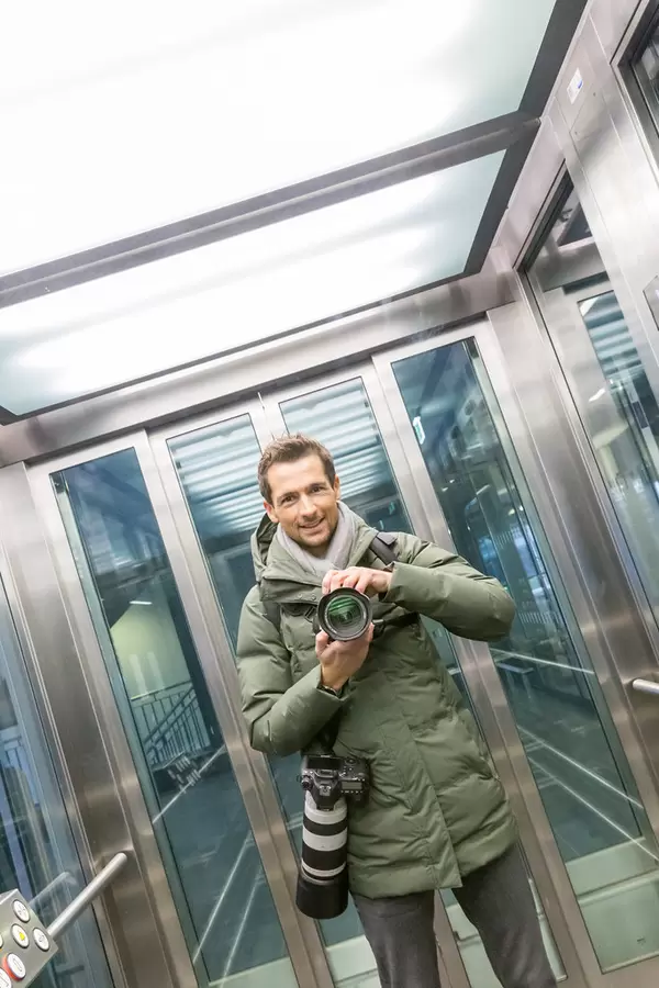 Erster professioneller Besuch vom neuen BER-Flughafen: Selbstporträt im Aufzug mit zwei Kameras