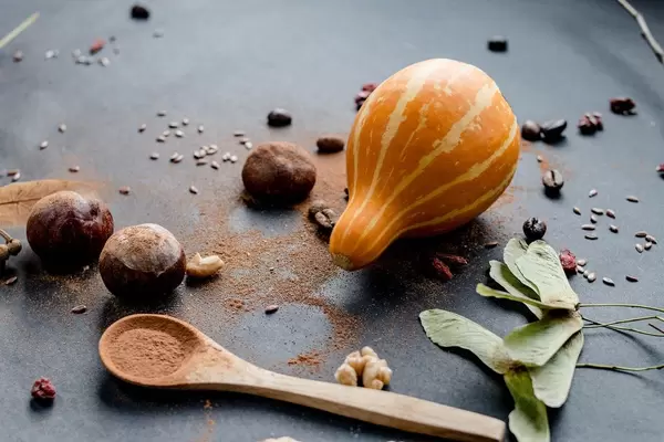 Es ist Herbst: Kürbis, Kastianien und Zimt
