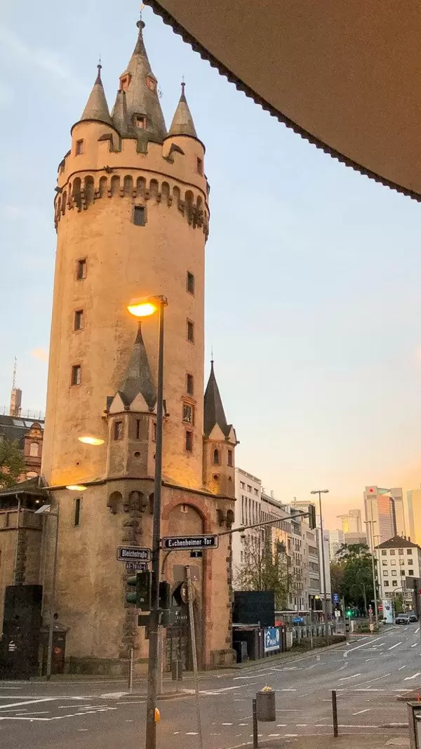 Eschenheimer Tor im Morgenlicht bei hellem Himmel