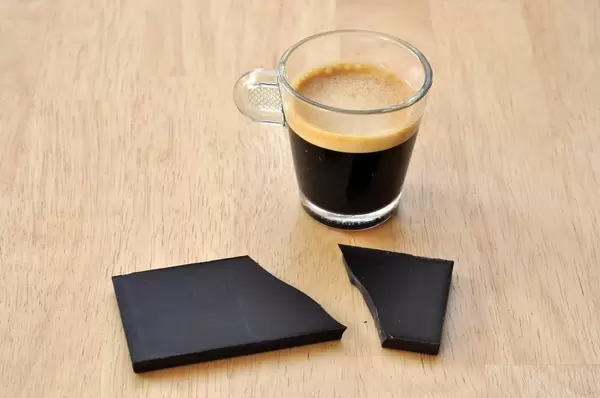 Espresso mit dunkler Schokolade