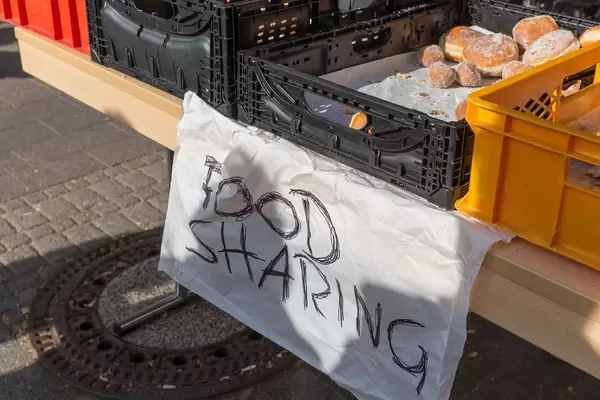 Essen teilen / food sharing: Klimastreik-Demonstranten teilen Backwaren