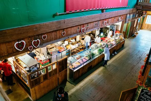 Essen wird frisch vorbereitet beim Oktoberfest in München