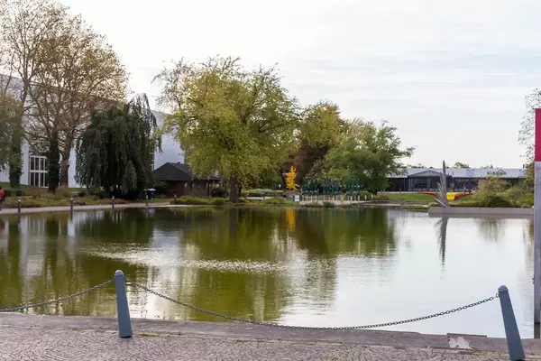 Essener Grugapark im Herbst idyllische Wassersicht