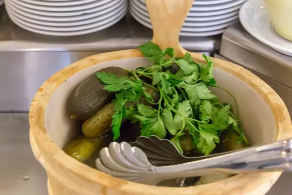 Essiggurken mit Petersilie