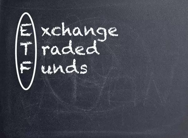 ETF Exchange Traded Funds auf einer schwarzen Tafel