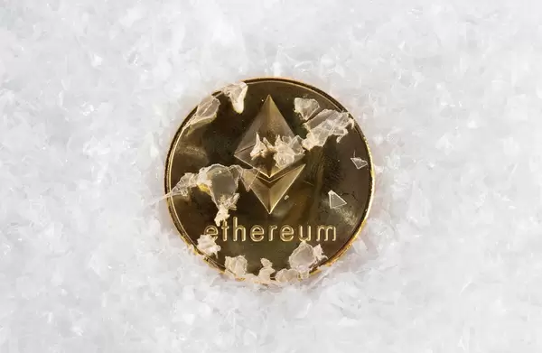 Ethereum Münze im Schnee symbolisiert Krypto-Eiszeit