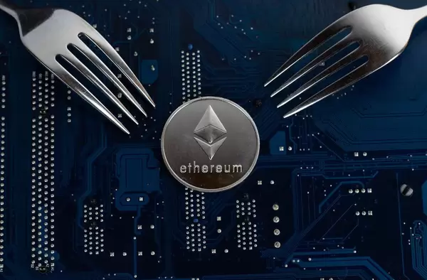 Ethereum Münze mit Gabeln auf einer Hauptplatine
