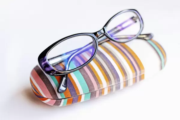 Etui mit Brille (engl. Glasses)