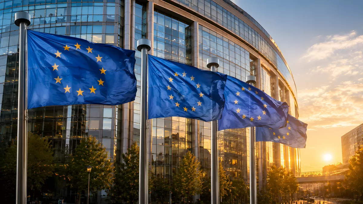 EU-Fahnen wehen vor dem Europäischen Parlament