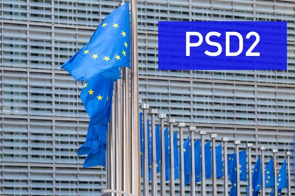 EU-Flaggen und PSD 2 Text zum Thema Onlinekäufe und Geldtransfers im europäischen Binnenmarkt