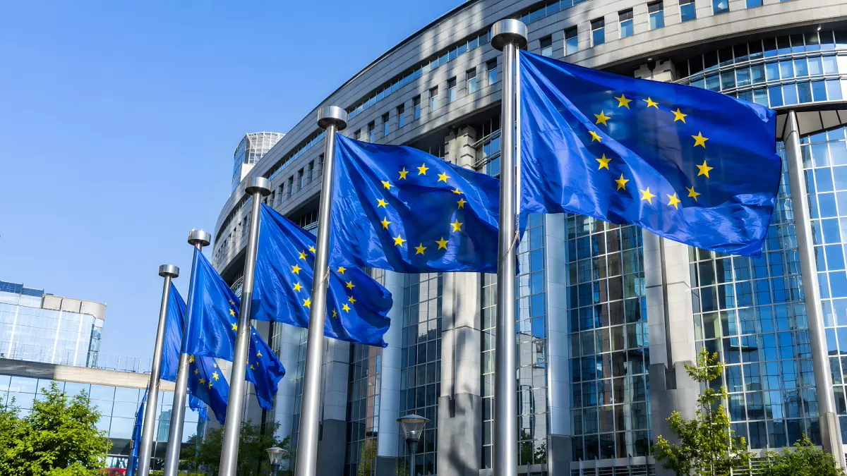 EU-Flaggen wehen vor dem Europäischen Parlament