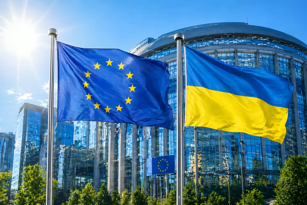 EU- und Ukraine-Flaggen vor dem Europaparlament