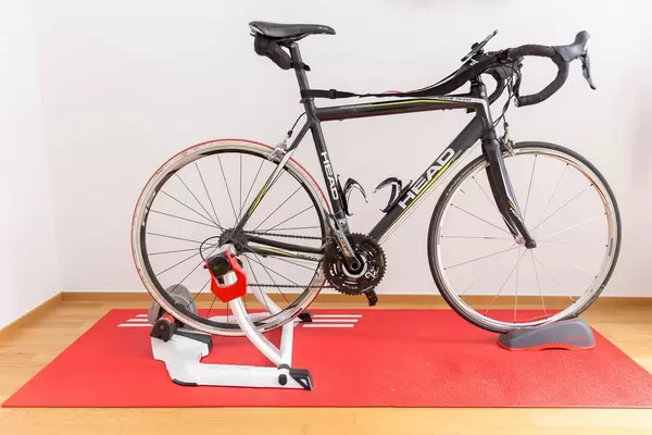 Eun Head Rennrad auf einem Elite-Rollentrainer