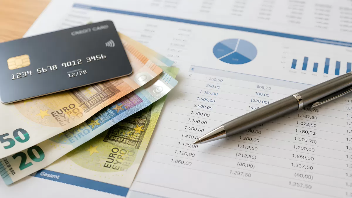 Eurogeldscheine mit Kreditkarte auf Finanzreport