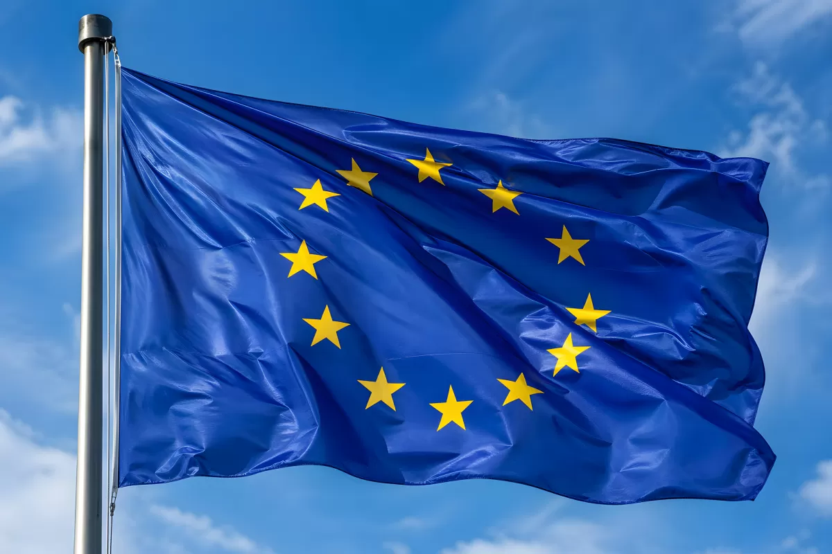 Europaflagge weht im Wind vor blauem Himmel