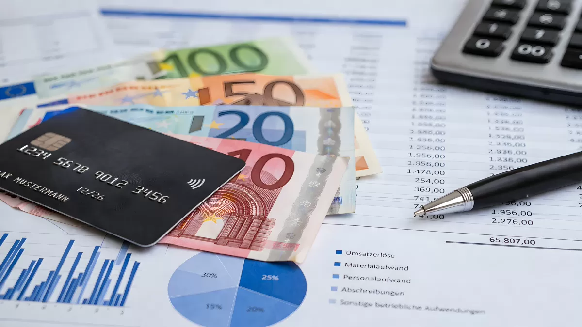 Euroscheine, Kreditkarte und Finanzdokumente auf dem Tisch