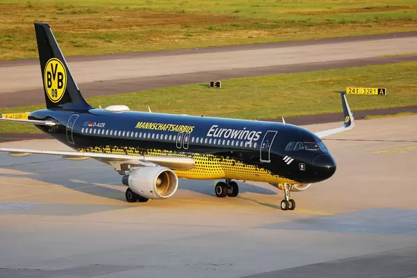 Eurowings Airbus A320, BVB Borussia Dortmund Mannschaftsairbus, D-AIZR am Flughafen Köln / Bonn (CGN)