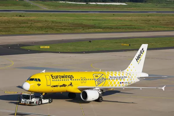 Eurowings Hertz-Lackierflugzeug, D-ABDU wird auf dem Flughafen Köln Bonn abgeschleppt