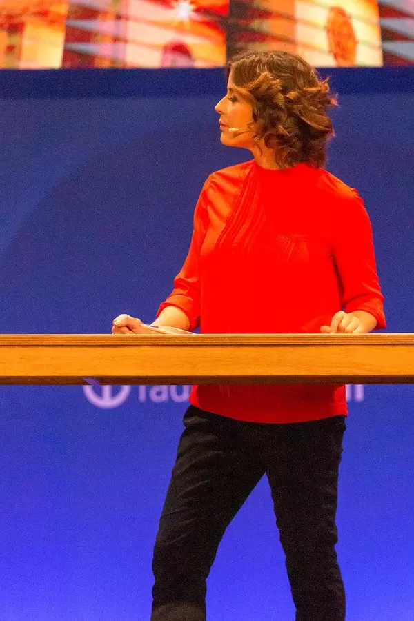 Eva-Maria Lemke am Pult auf der Kontraste-Fernsehshow-Bühne, während der Liveübertragung von der IFA #ardifa19