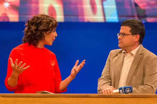 Eva-Maria Lemke und Prof. Gideon Botsch von der Uni Potsdam in der ARD Live-Sendung "Kontraste" von der IFA Bühne