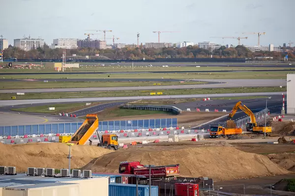 Ewige Baustelle: der neue Flughafen BER ist eröffnet worden, aber Bauarbeiten gehen weiter