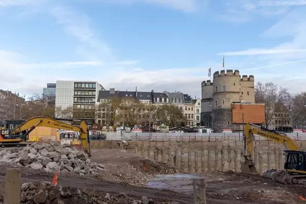 Excavators are standing at the water-filled construction pit at Rudolfplatz in Cologne