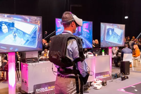 Exodus Burned - become the VR E-Sports Hero of tomorrow: Mann auf der Digital X mit kompletter VR Ausrüstung