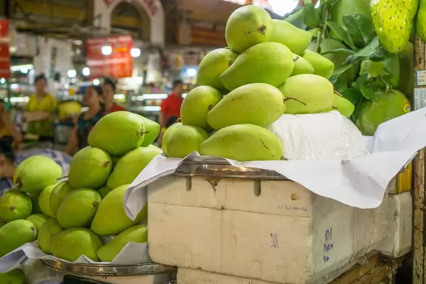 Exotische Früchte zum Verkauf an einem Stand am Ben Thanh Markt in Saigon
