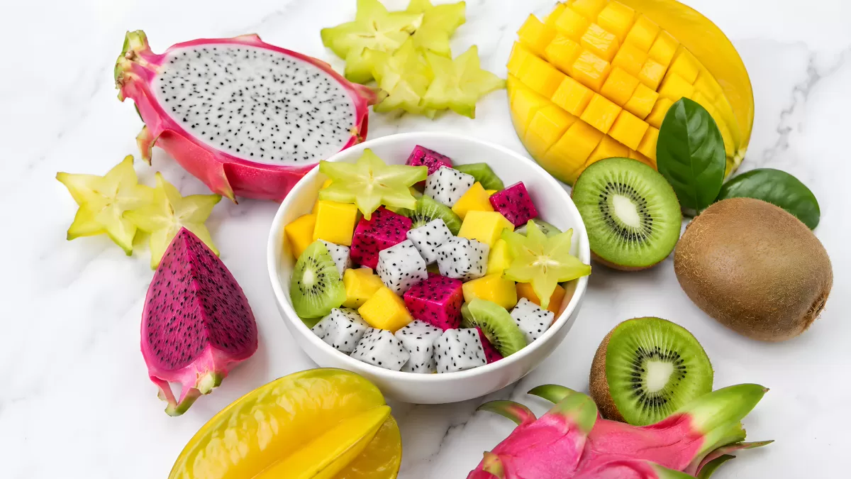 Exotische Früchte als Salat in weißer Schüssel