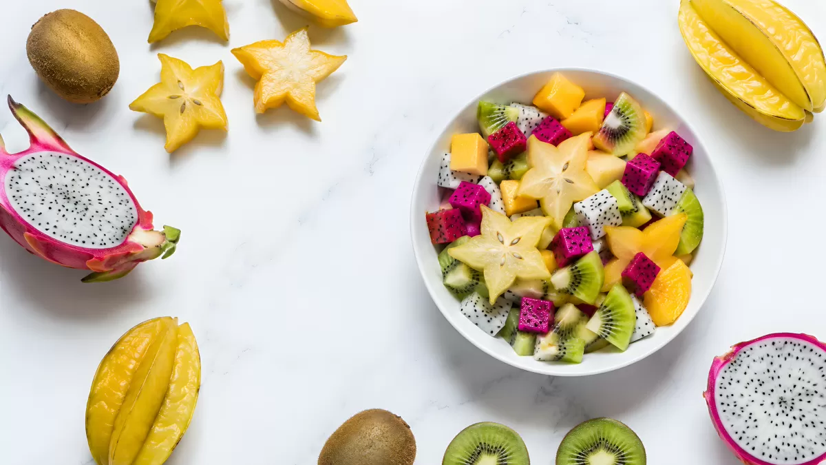 Exotische Früchte in Schüssel mit Drachenfrucht und Kiwi
